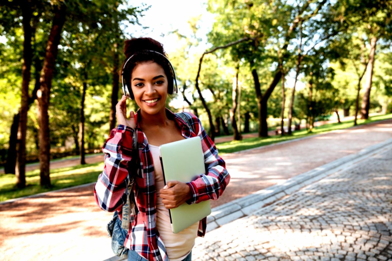 Finanzanalyse und Markttrends auf modernem Arbeitsplatz